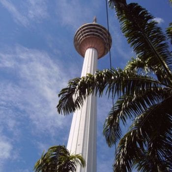 Menara toren met bovenaan het ronddraaiend restaurant